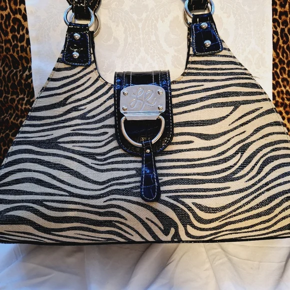 LINEAR ZEBRA SHOULDER BAG - Picture 3 of 13
